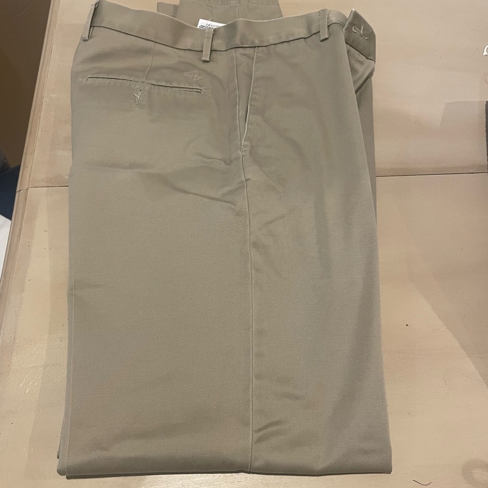 - Men's classic Dockers flat front 34x34
